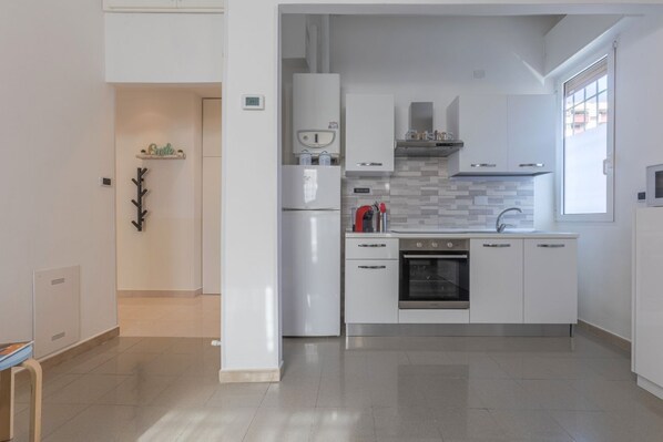 Een koelkast, een microgolfoven, een oven, een kookplaat