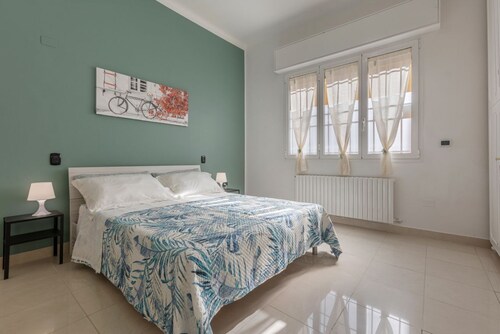 Cozy apartment that accommodates up to 4 people, bright and quiet, equipped with all the comforts for a pleasant stay. The accommodation is located a few minutes walk from the Maggiore hospital, Via Saffi and a short distance from the Velodromo Park. It 