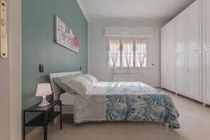 1 slaapkamer, een strijkplank/strijkijzer, wifi, beddengoed