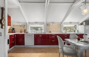 Fridge, oven, stovetop, dishwasher - Pet friendly home in Blokhus with WiFi (Blokhus)