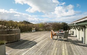 Outdoor dining - Pet friendly home in Blokhus with WiFi (Blokhus)