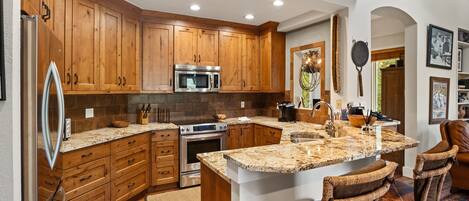 Réfrigérateur, four à micro-ondes, un four, surface de cuisson