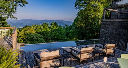 Red Thunder in the lodge | Mtn View | Luxury Suite