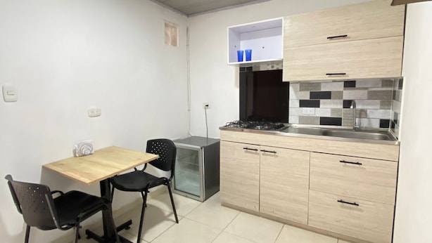 Estudio económico, vistas a la ciudad | Cocina privada | Frigorífico grande, placa de cocina y utensilios de cocina