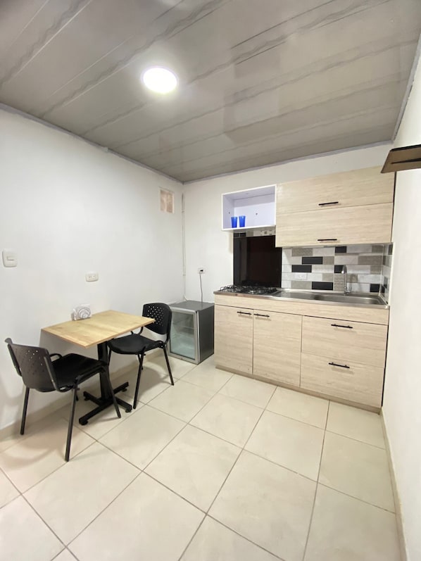 Economy Studio, City View | Private kitchen - Aparta estudios centeo WZ (Pereira)