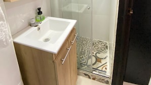Estudio económico, vistas a la ciudad | Baño | Ducha, toallas, jabón y papel higiénico