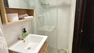Studio Ekonomi, pemandangan kota | Kamar mandi | Shower, handuk, sabun, dan tisu toilet