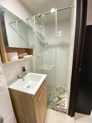 Economy Studio, City View | Bathroom - Aparta estudios centeo WZ (Pereira)