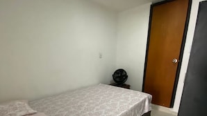 Escritorio y espacio para trabajar con un portátil