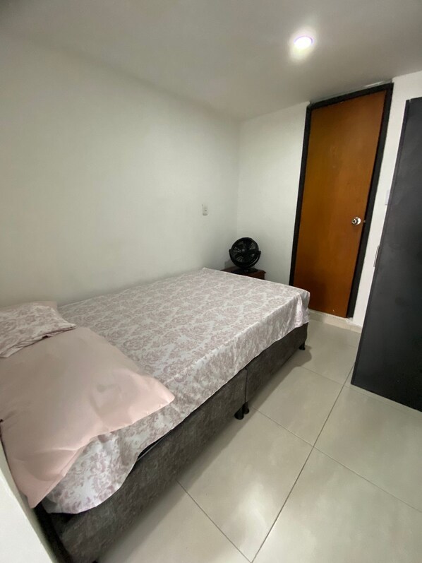 書桌、手提電腦工作空間