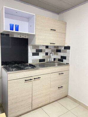 Economy Studio, City View | Private kitchen - Aparta estudios centeo WZ (Pereira)
