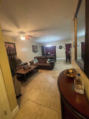 Interior - Spacious 4-bedroom house in charming Hobbs with AC, WiFi (Hobbs)