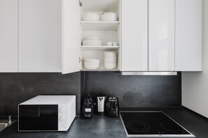 Kylskåp, mikrovågsugn, ugn och spishäll