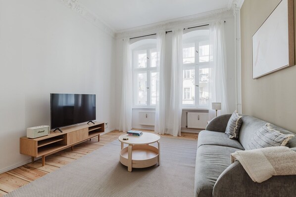 TV, stereo - Ideal Kreuzberg 1BR, Move-In-Ready w/ Full Kitchen, by Blueground (Berlin)