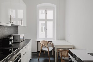 Réfrigérateur, micro-ondes, four, lave-vaisselle