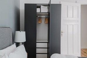 Iron/ironing board, WiFi, bed sheets - Luxe Friedrichshain XBR, Furnished & Outfitted, by Blueground (Berlin)