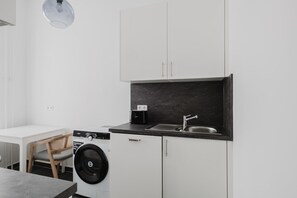 Kylskåp, mikrovågsugn, ugn och diskmaskin