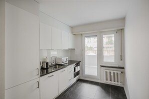 Jääkaappi, mikroaaltouuni, uuni, liesi