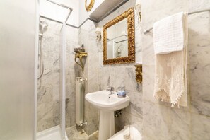 Douche, sèche-cheveux, bidet, serviettes fournies