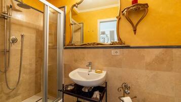 Douche, sĂšche-cheveux, bidet, serviettes fournies