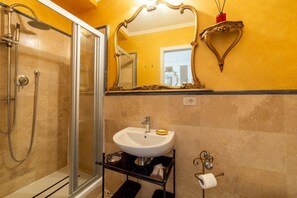 Douche, sèche-cheveux, bidet, serviettes fournies