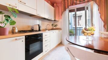 Fridge, oven, stovetop, coffee/tea maker