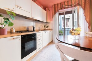 Een koelkast, een oven, een kookplaat, een koffiezetapparaat/waterkoker