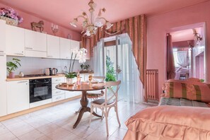 1 slaapkamer, een strijkplank/strijkijzer, wifi, beddengoed