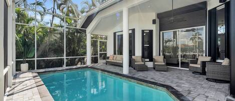 Een buitenzwembad, een verwarmd zwembad