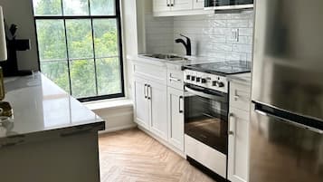 Geladeira, micro-ondas, fogão, cooktop