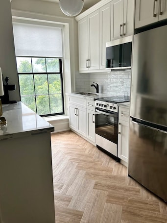 Fridge, microwave, oven, stovetop. Modern Suite on the River