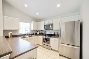 Fridge, microwave, oven, stovetop - Disney Villa w/pool (Davenport)