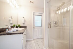 Douche, sèche-cheveux, serviettes fournies, savon