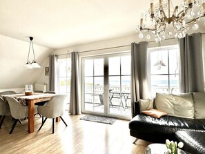 TV, fireplace, DVD player, stereo - Close to the sea, quiet location - Reethaus Göhren FeWo 02 - Reethaus Göhren (Göhren)