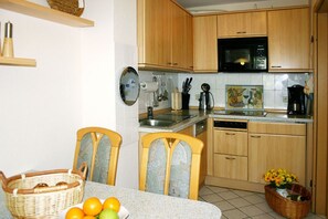 Geladeira, micro-ondas, cooktop, lava-louças