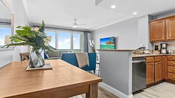 Kondominium Keluarga, pemandangan danau | 1 kamar tidur, seprai premium, dan selimut bulu angsa