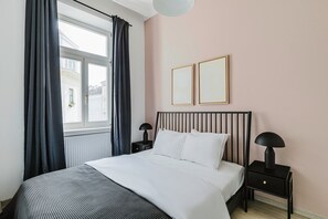 1 slaapkamer, een strijkplank/strijkijzer, wifi, beddengoed