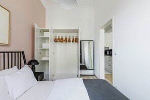 1 dormitorio, tabla de planchar con plancha, wifi y ropa de cama