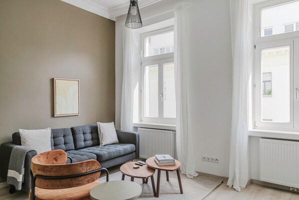 Una televisión, un reproductor estéreo