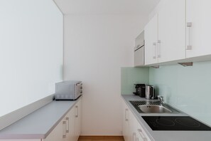 Frigorífico, microondas, horno y placa de cocina