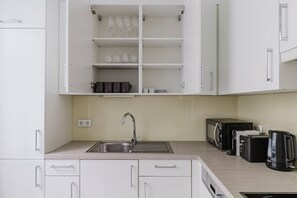 Kühlschrank, Mikrowelle, Ofen, Herdplatte