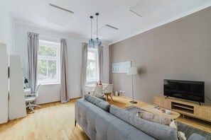 TV, stereo - Chic Döbling 1BR, Move-In-Ready w/ Furniture, by Blueground (Vienna)