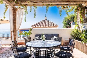 Outdoor dining - Luxurious villa in Tamango Hill (Torrox)