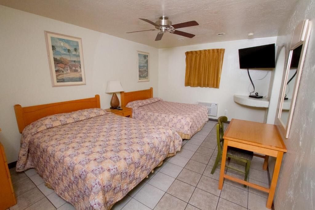 Double Queen kitchenette | Bàn, khu vực làm việc phù hợp cho laptop, phòng cách âm 