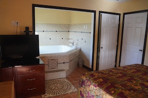 Luxury Spa Room, Garden view | Desk, laptop workspace, soundproofing, iron/ironing board - Mission Bell Motel (Ventura)