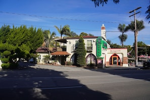 Exterior - Mission Bell Motel (Ventura)