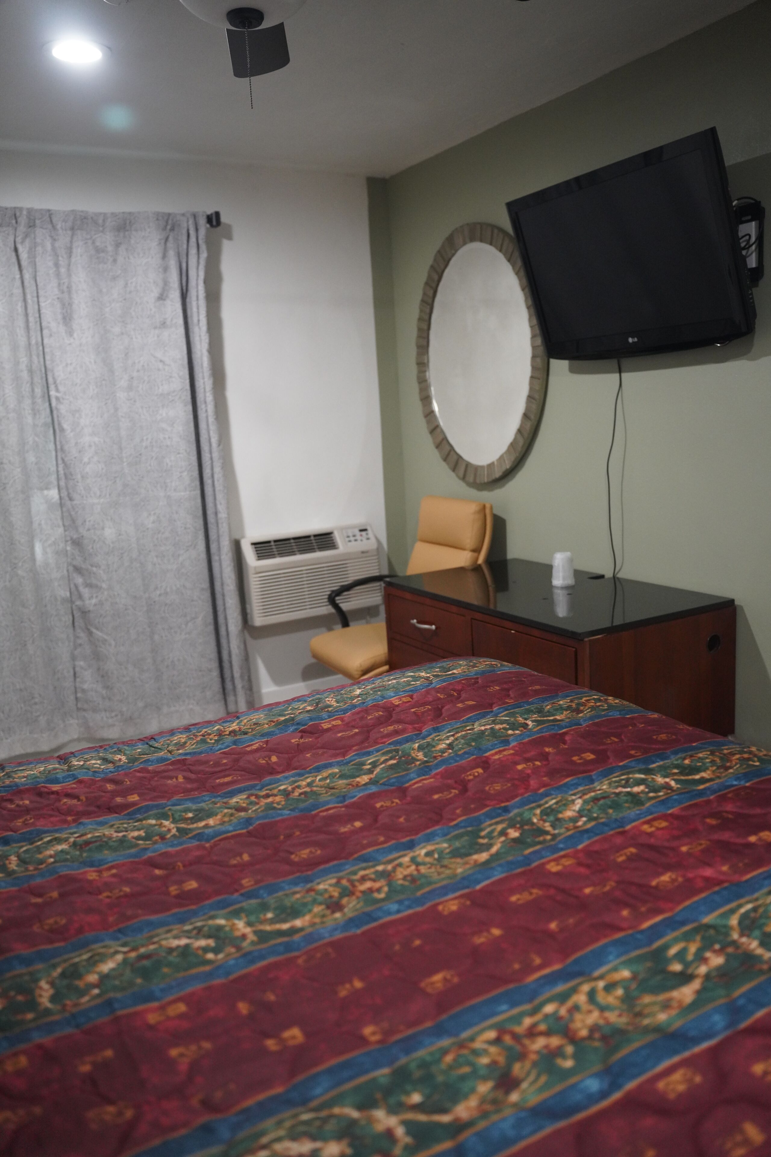 Bàn, khu vực làm việc phù hợp cho laptop, phòng cách âm 