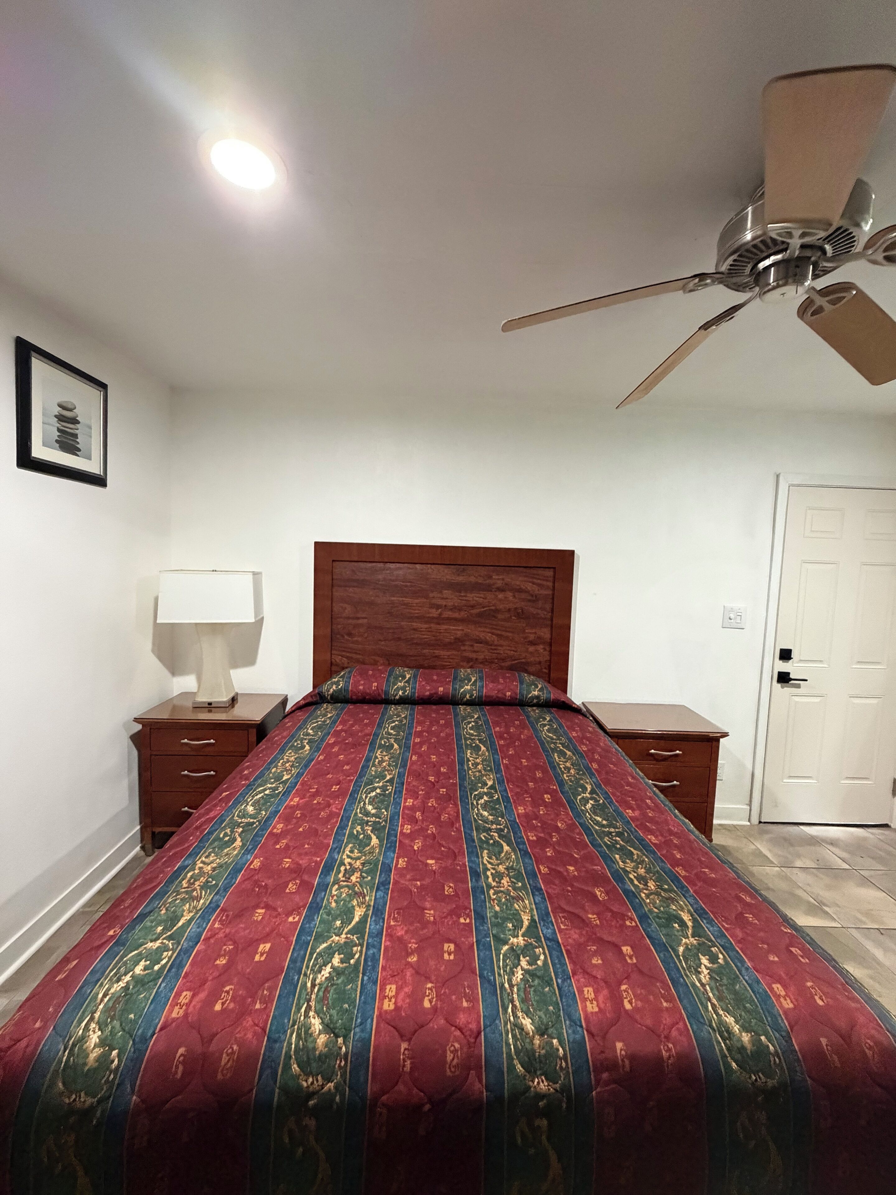 Bàn, khu vực làm việc phù hợp cho laptop, phòng cách âm 