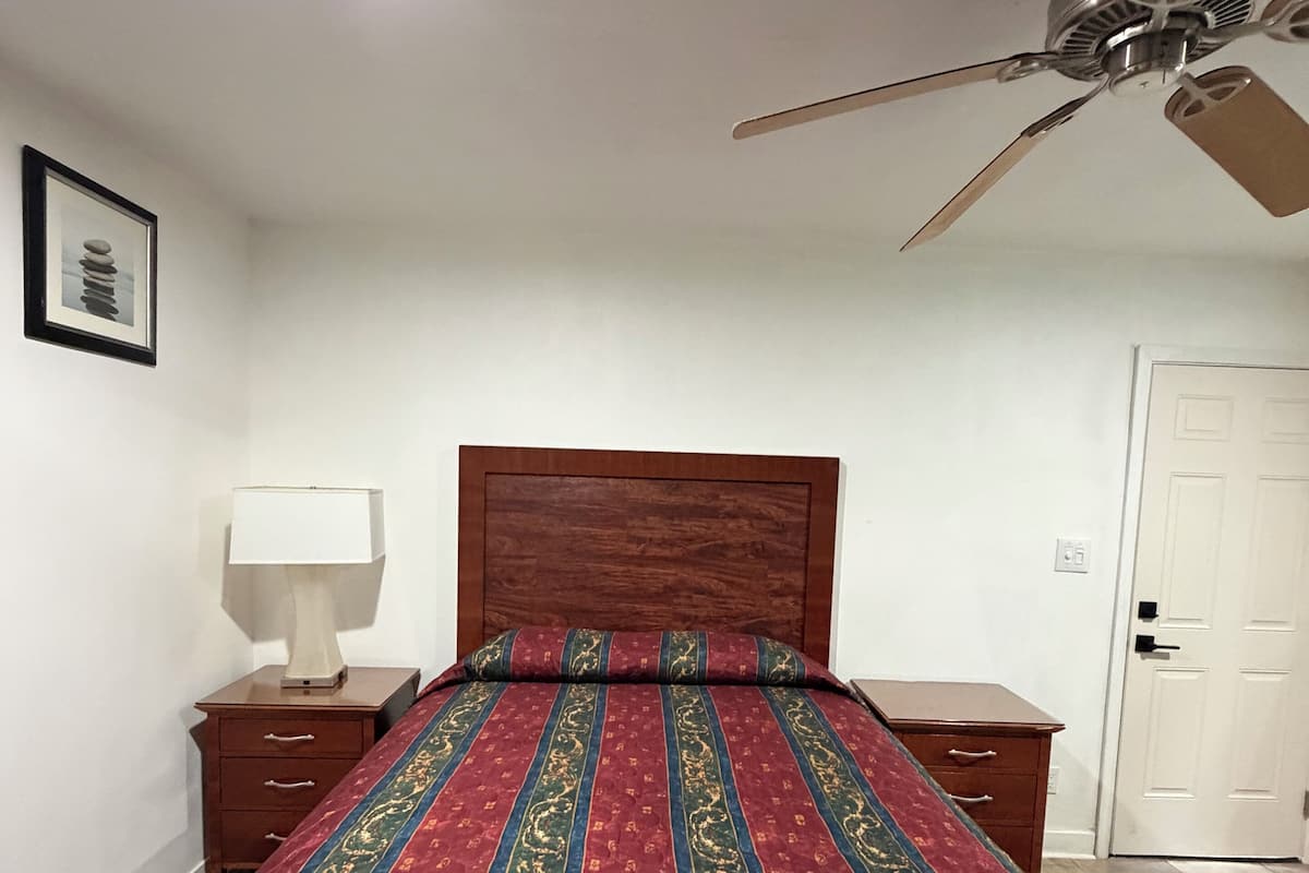 Bàn, khu vực làm việc phù hợp cho laptop, phòng cách âm