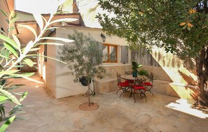 Outdoor dining - Lovely home in Monteux with WiFi (Monteux)
